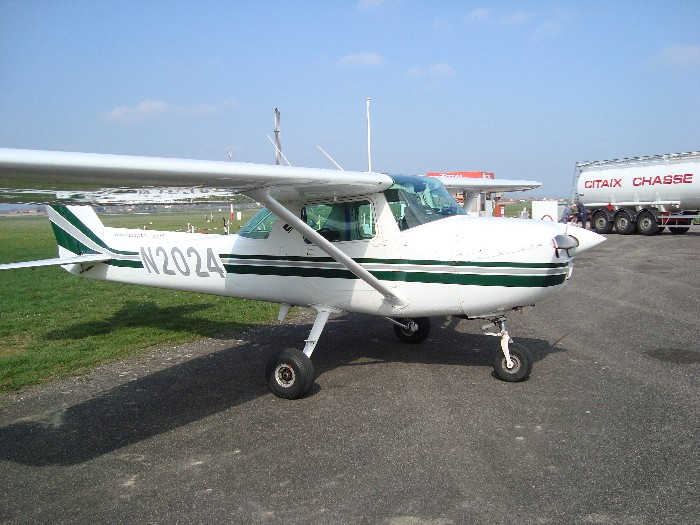 Even tanken op Chalon. Ze hebben er gewoon AvGas en kunnen Engels praten op de radio.