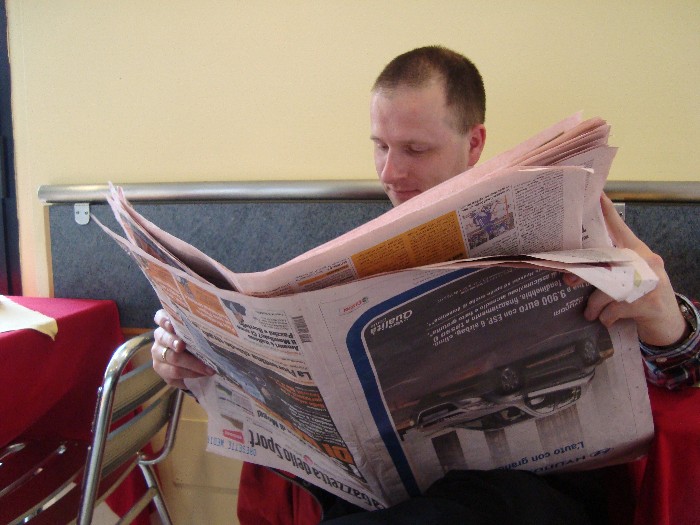 In Milaan gaan we maar even een Italiaanse krant lezen met een koffie er bij...