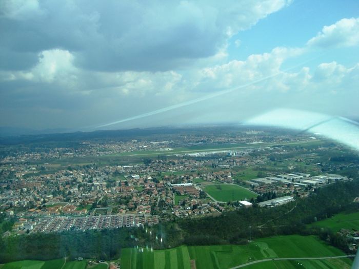 Varese, de lange streep van links naar rechts is de landingsbaan van het vliegveld (LILN Varese Venegono).