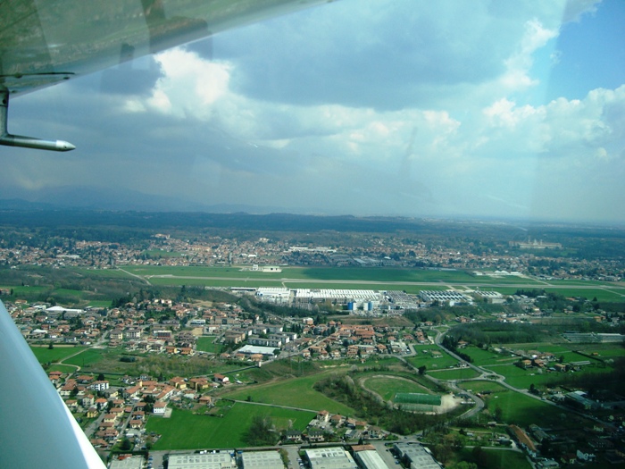 Nog een keertje het vliegveld van Varese. Ik zit nu echt heel dicht tegen de Alpha Airspace van Milaan aan.
