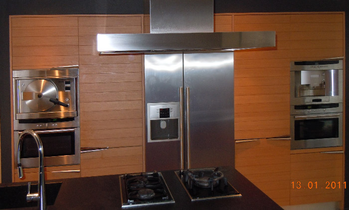 Deze Italiaanse design keuken van Snaidero is uitgevoerd in model Time en licht eiken hout. De apparatuur is hoofdzakelijk van het Duitse merk Neff.