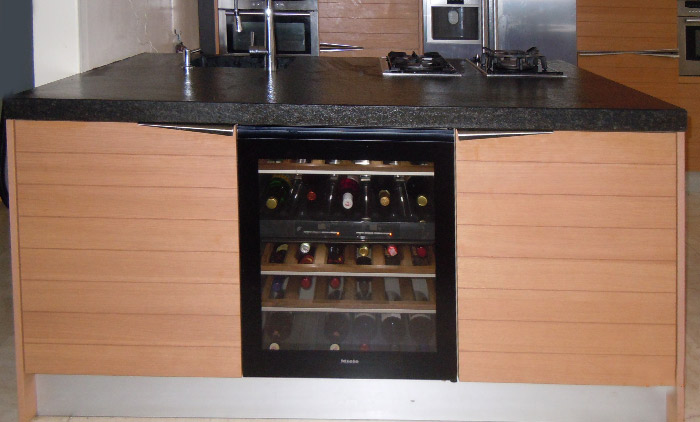 De M&iacute;ele wijnkoeler KWT4154UG is ingebouwd in het eiland van deze Snaidero Time keuken aan de kamerzijde.