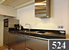 Klik hier voor project 524, een roestvrijstalen keuken met een gebrand natuursteen aanrechtblad.