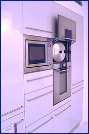 De stoomoven is ingebouwd in de wand met Snaidero hoge kasten.