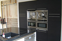 De hoge kastenwand is trouwens in hout uitgevoerd.