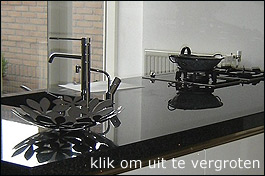 Het granieten aanrechtblad op de Snaidero keuken.