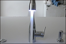 De kraan met LED licht geeft natuurlijk wel sfeer in deze Snaidero keuken.