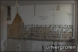 De oude keuken is inmiddels verwijderd, ook het leidingwerk van de keuken is aangepast.