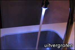 Deze Italiaanse design keuken van Snaidero is voorzien van een kraan met ingebouwd LED licht.