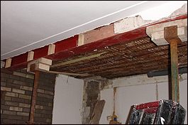 De muur tussen de woonkamer en de keuken is inmiddels verwijderd.