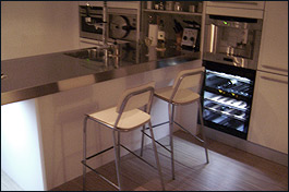 De keuken wordt ook als bar gebruikt om te eten.