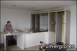 De hoge kastenwand en de onderbouw staat opgesteld.