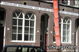 De voorgevel van de voormalige school in Amsterdam.