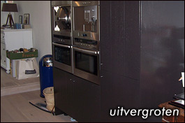 De hoge kasten van deze keuken staan gesteld. De plinten moeten nu nog worden gemonteerd.