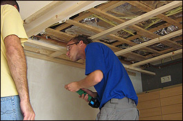 Het plafond wordt gemonteerd door de keukenmonteur.