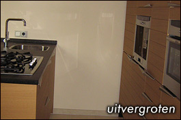 Van de marmeren vloer is ook een tegelplint gemaakt bij deze Snaidero keuken in Arnemuiden.