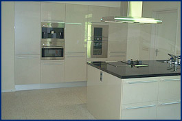 De Snaidero keuken is inmiddels klaar, het gaat om een hoogglans metallic gelakte keuken (Bianco Star).