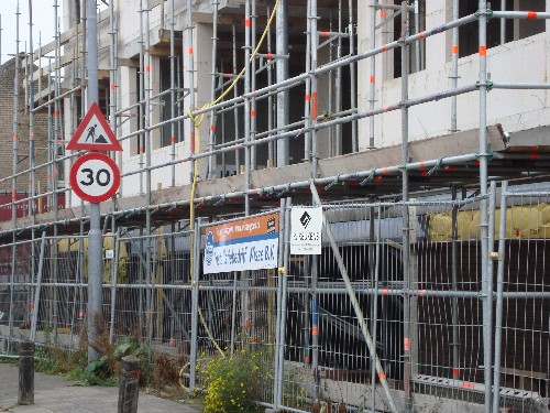 De woningen aan de Schuttershof zijde.