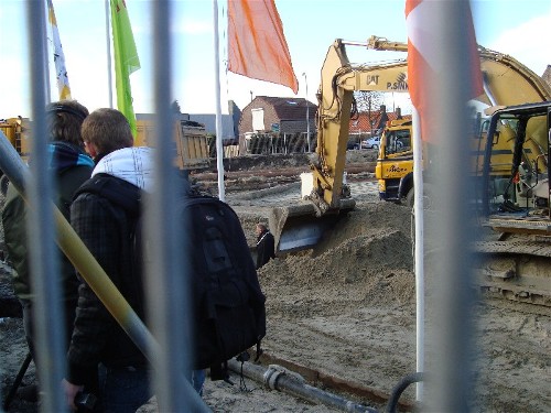 Offici&euml;le start "de Dokke". Burgemeenster Schouwenaar en wethouder de Vries doen symbolisch het laatste archeologisch onderzoek.