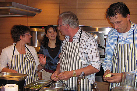 Uiteraard heeft klant ook een kookles gevolgd in onze showroom met de hoge druk stoomoven. Hier ziet u ze aan de slag.