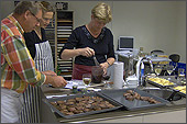 Koken in de showroom van RJ te Arnemuiden.