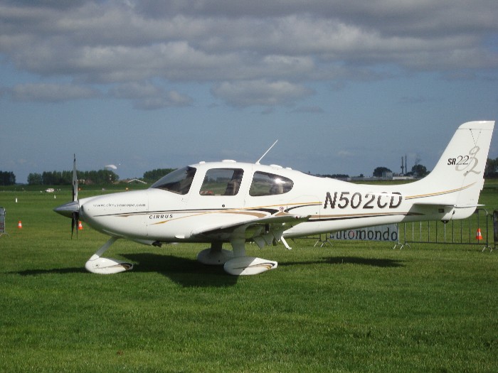 De Cirrus SR22 Generation 2 N502CD op Midzomer Event op vliegveld Midden Zeeland.