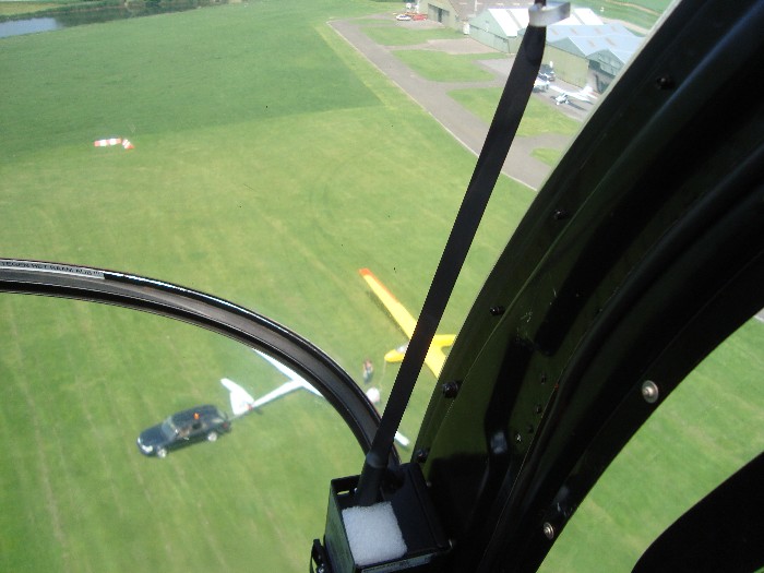 Foto genomen van zwevers op het Midzomer Event vanuit de helicopter op vliegveld Midden Zeeland.