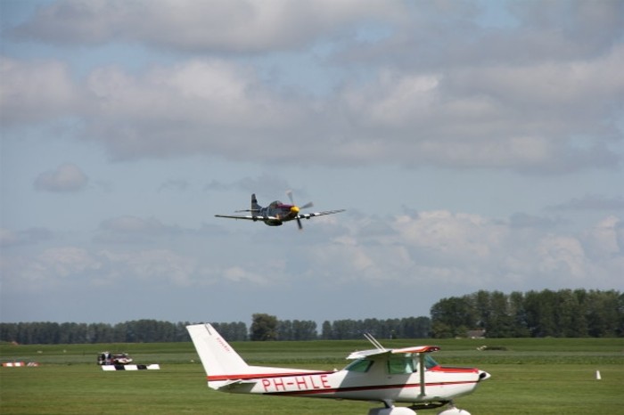 Mustang Damn Yankee maakt een low pass op Midzomer Event 2010.