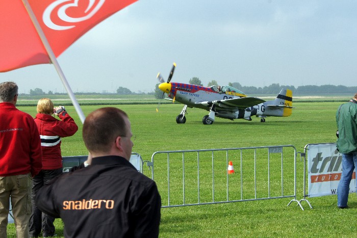 Aankomst van de Mustang op vliegveld Midden Zeeland