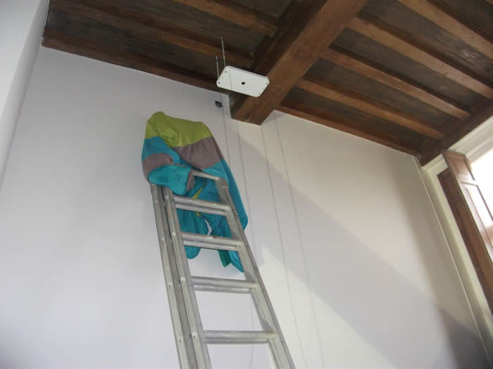 Het plafond van deze woning is heel hoog. Aan het plafond wordt de ophanging van de Spring eilandafzuigkap bevestigd.