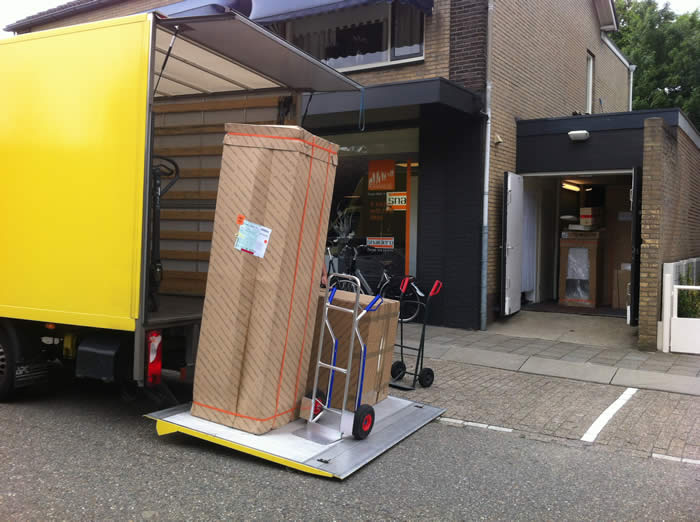 De Snaidero keuken wordt opgehaald vanuit het magazijn van de Snaidero Concept Store.
