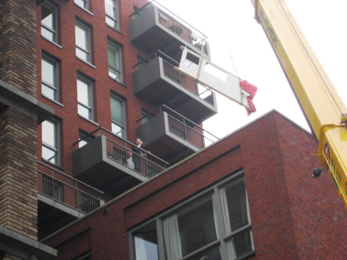 Op het balkon van de buurman wordt het werkblad opgewacht.