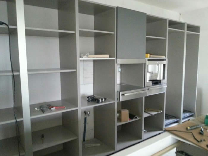 De deuren van deze keuken zijn gelakt in micalak in de kleur loodgrijs (Grigio Piombo).