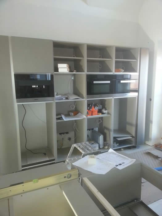 In de hoge kasten wand komen M&iacute;ele apparaten naast elkaar (panorama lijn dus).