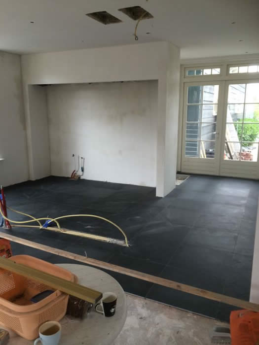 De afzuigkap van de keuken is tijdens de bouw van de woning in het plafond ge&iuml;ntegreerd.