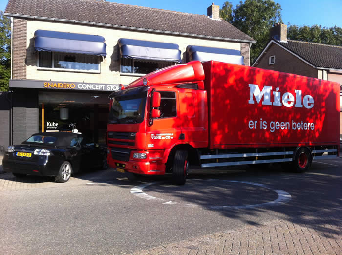 De apparaten van de keuken worden bezorgd. Zowel Neff als M&iacute;ele komt met 1 vrachtwagen.