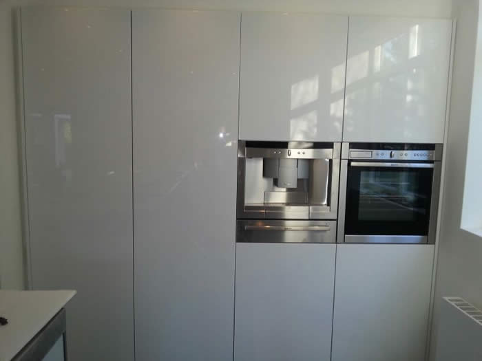 De Neff VarioSteam oven zit rechts in de hoge kasten wand omdat de koffiemachine niet als laatste gemonteerd mag worden bij een muur.