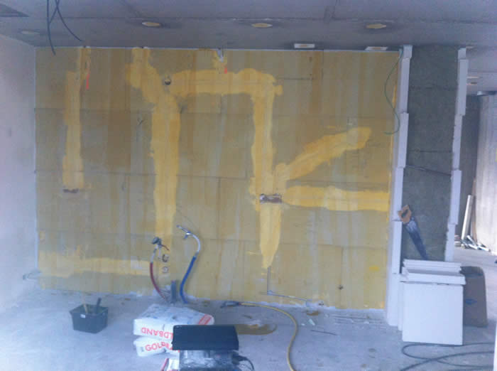 Op deze muur moet het spoelgedeelte van de keuken komen. De "pukkel" op de muur rechts wordt in de hoge kast weggewerkt.