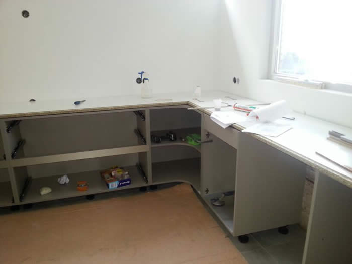 Ook de onderkasten van de nieuwe Snaidero Ola 20 keuken worden opgebouwd. 
