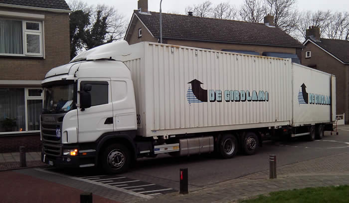 De nieuwe keuken voor de klant van project 630 wordt gelost in het Snaidero magazijn te Arnemuiden.