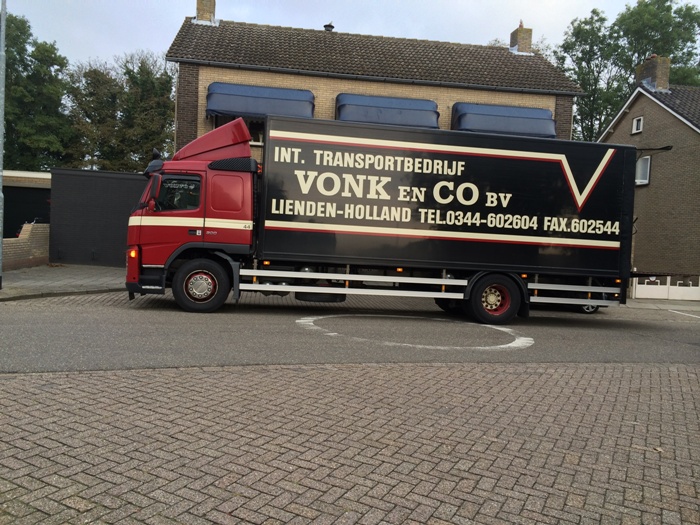 De inbouwapparatuur van de nieuwe keuken wordt bezorgd in het magazijn in Arnemuiden.
