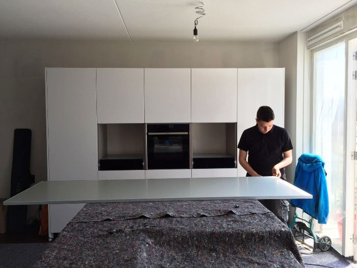 De grote hoge kasten wand komt in wit hoogglans. De andere hoge kasten komen in rvs.
