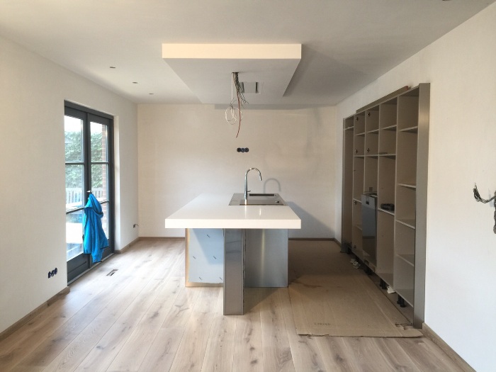 De keuken wordt door monteur Niklas opgebouwd op locatie. 
