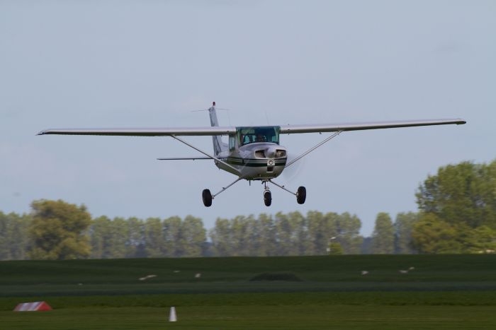 Cessna 150 N2024 op final tijdens het Midzomer Event op vliegveld Midden Zeeland.
