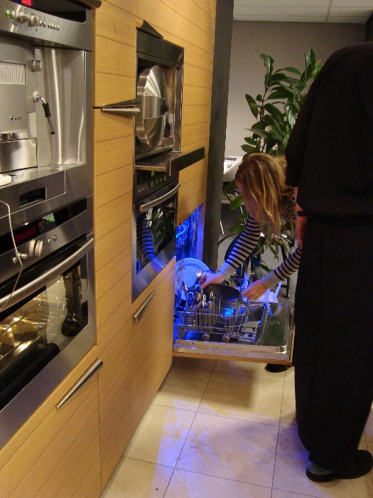 Roos ruimt de Neff vaatwasser in