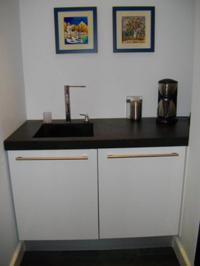 Naast de hoge kastenwand is het spoelgedeelte gemonteerd met Sistema Zeta onderkasten.