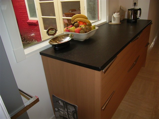 Het gedeelte tegenover de keuken wordt gebruikt voor voorraadopslag en afzetruimte.