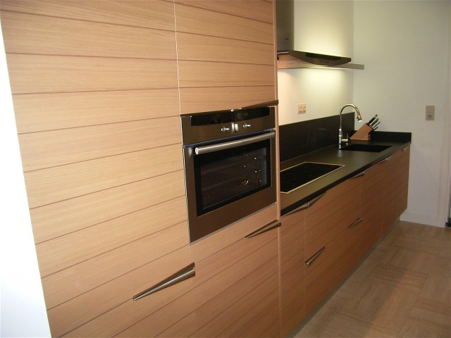 Het aluminium board rechts naast de afzuigkap in deze Snaidero keuken is verlicht, net als de kraan.