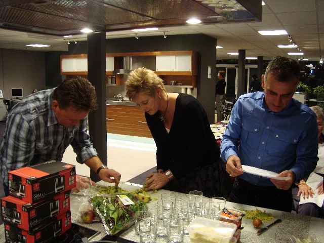 Suzan, Rob en Wilco aan de slag. Rob doet (zoals gewoonlijk het papierwerk)