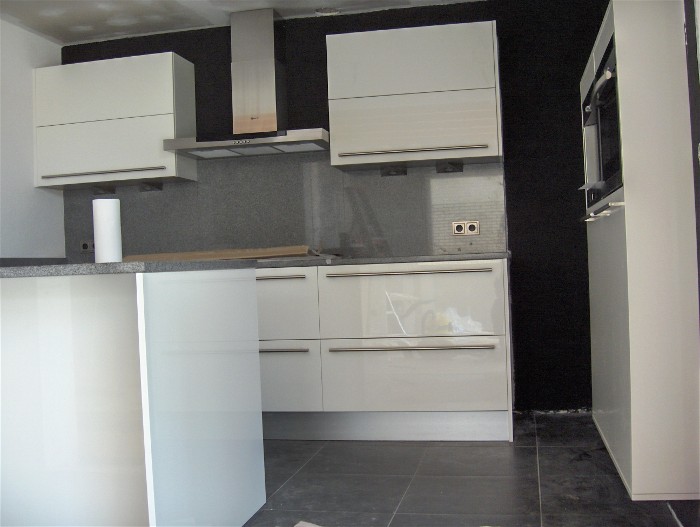 De Snaidero keuken zit er inmiddels in. De halfhoge kasten zijn als het ware "zwevend" gemonteerd op de muur.